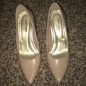 Nude patent leather pumps